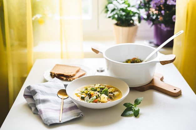 Kolacja przygotowywana w domowej kuchni